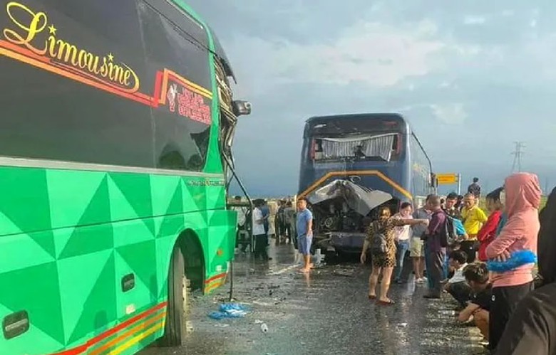 Hiện trường vụ tai nạn giữa 3 xe &ocirc; &ocirc; tr&ecirc;n cao tốc - Ảnh: N. An.