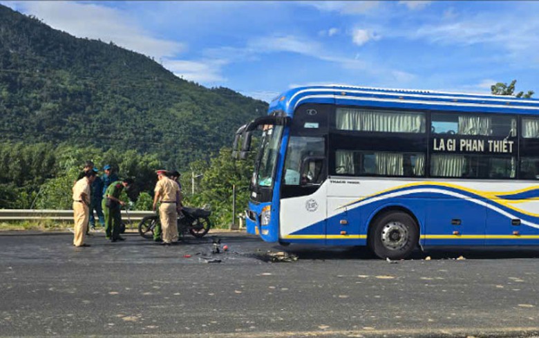 Hiện trường vụ tai nạn khiến hai cha con tử vong tr&ecirc;n QL26.