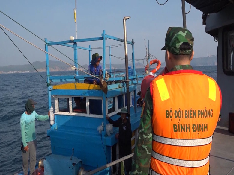 T&agrave;u đang tr&aacute;nh b&atilde;o, một thuyền vi&ecirc;n trượt ch&acirc;n ng&atilde; xuống biển tử vong- Ảnh 1.