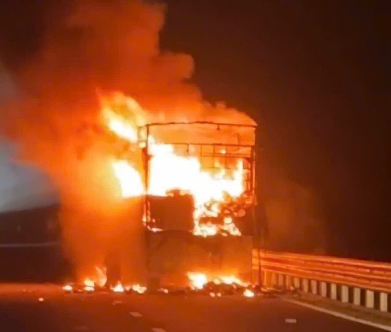 Xe tải bốc cháy dữ dội trên cao tốc Vĩnh Hảo - Phan Thiết- Ảnh 1. Xe tải bốc cháy dữ dội trên cao tốc Vĩnh Hảo - Phan Thiết- Ảnh 1.