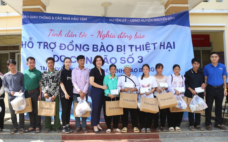 Mang &ldquo;nghĩa đồng b&agrave;o&rdquo; l&ecirc;n v&ugrave;ng lũ: D&acirc;n gửi x&atilde; tiền hỗ trợ l&agrave;m nh&agrave;