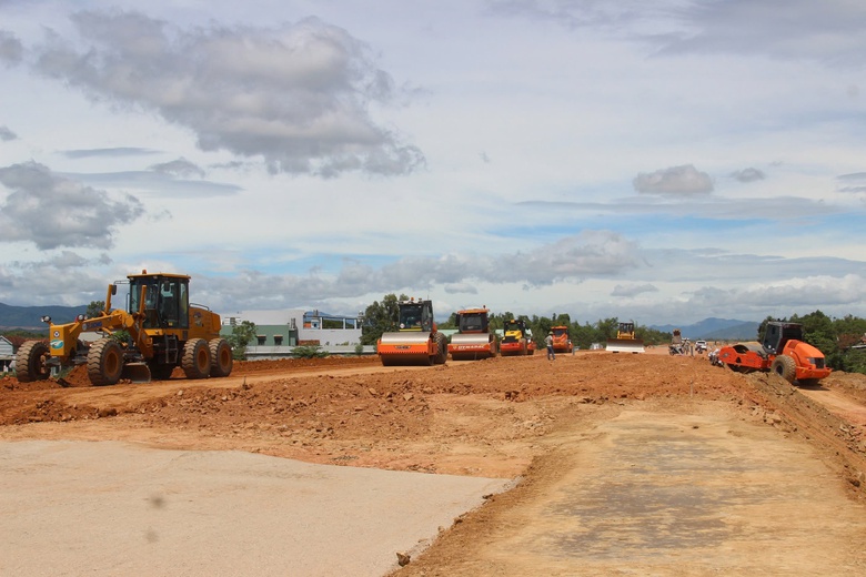 Đua tiến độ cao tốc Ho&agrave;i Nhơn - Quy Nhơn trước m&ugrave;a mưa b&atilde;o- Ảnh 1.