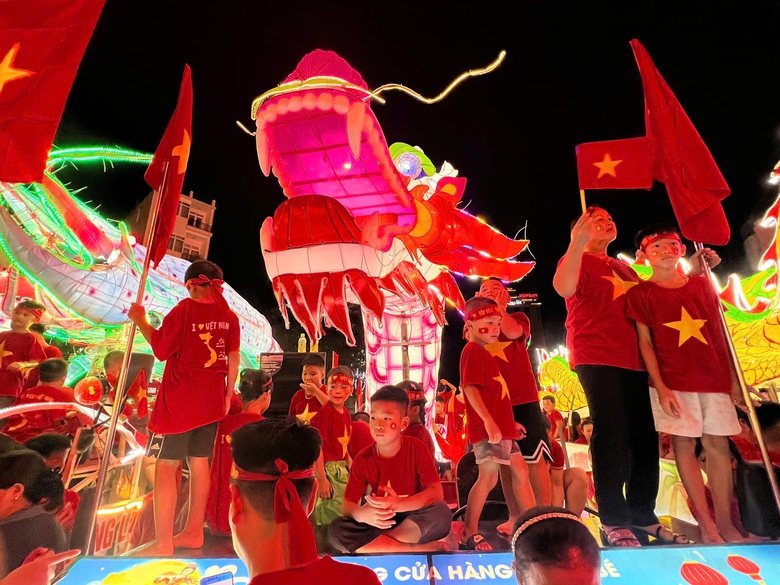 Th&agrave;nh phố Tuy&ecirc;n Quang rực sắc đỏ tối 2/9- Ảnh 2.