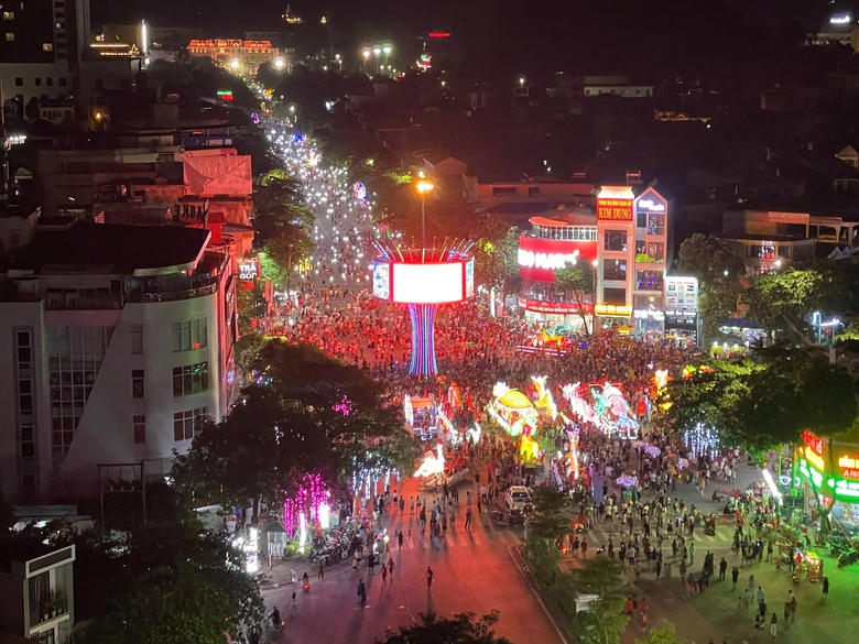 Th&agrave;nh phố Tuy&ecirc;n Quang rực sắc đỏ tối 2/9- Ảnh 3.
