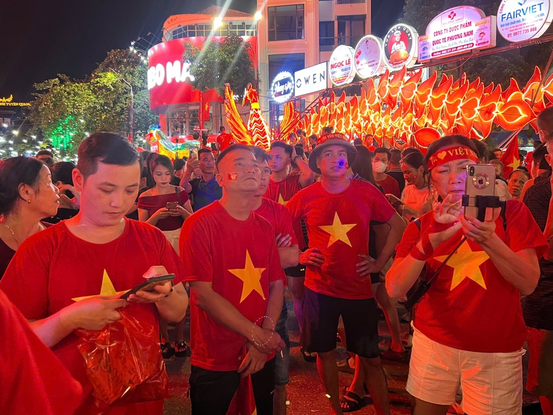 Th&agrave;nh phố Tuy&ecirc;n Quang rực sắc đỏ tối 2/9- Ảnh 6.