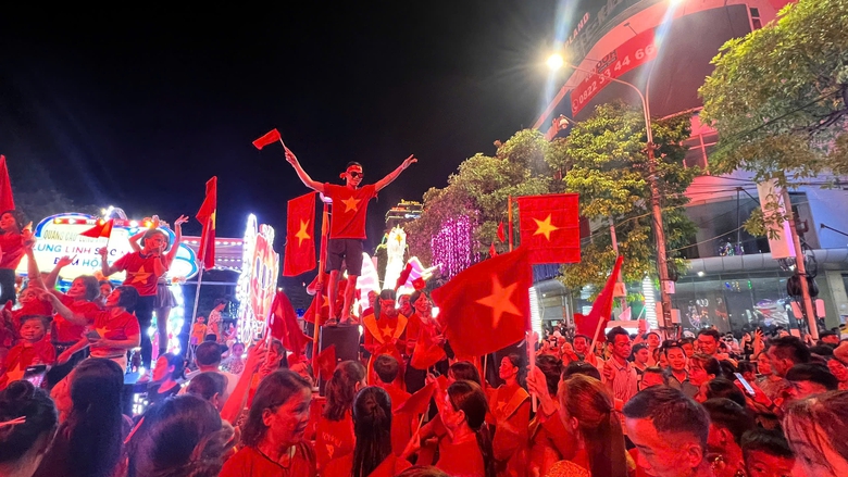 Th&agrave;nh phố Tuy&ecirc;n Quang rực sắc đỏ tối 2/9- Ảnh 5.