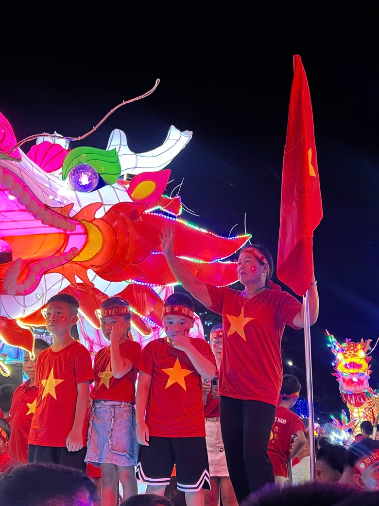 Th&agrave;nh phố Tuy&ecirc;n Quang rực sắc đỏ tối 2/9- Ảnh 8.