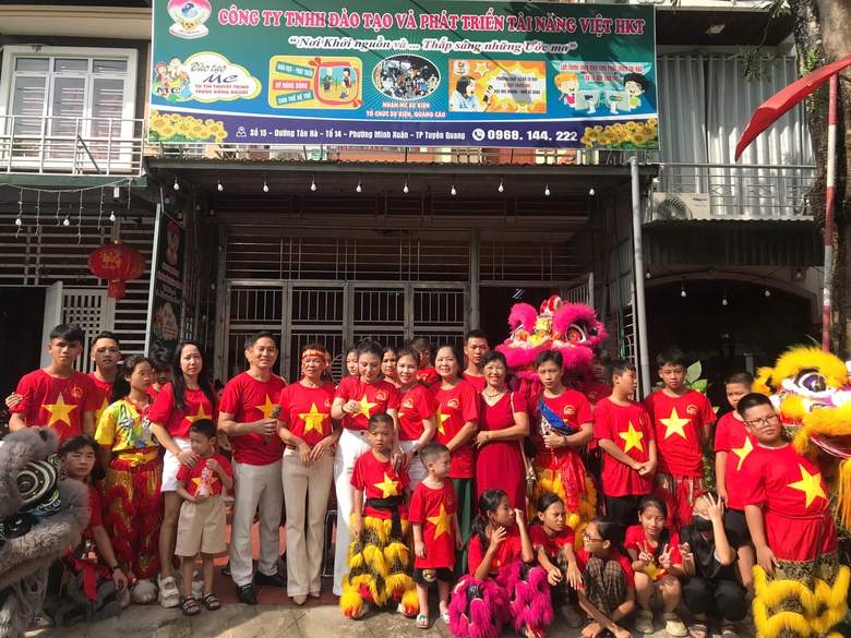 Th&agrave;nh phố Tuy&ecirc;n Quang rực sắc đỏ tối 2/9- Ảnh 1.