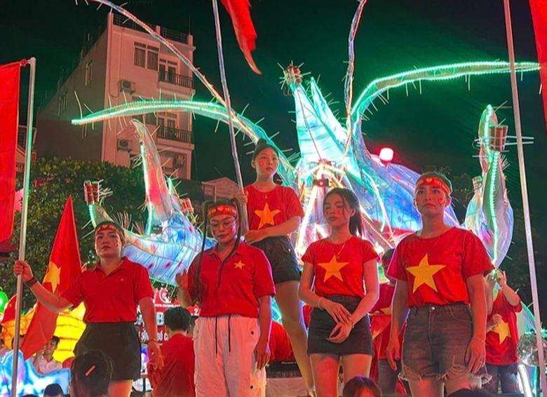 Th&agrave;nh phố Tuy&ecirc;n Quang rực sắc đỏ tối 2/9- Ảnh 4.
