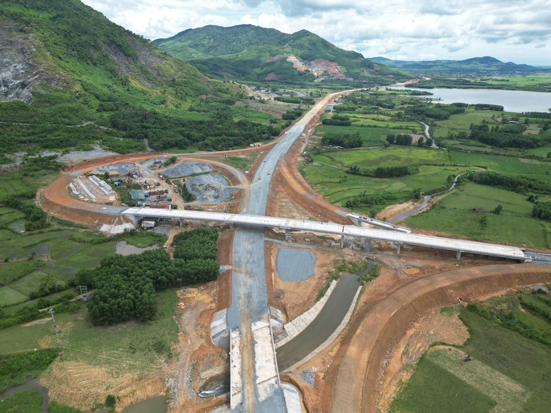 Tết Độc lập kh&ocirc;ng nghỉ tr&ecirc;n c&ocirc;ng trường cao tốc Bắc - Nam qua H&agrave; Tĩnh- Ảnh 6.