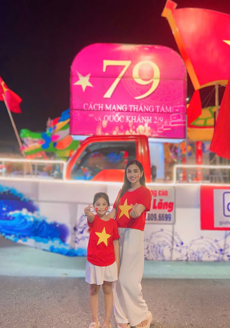 Th&agrave;nh phố Tuy&ecirc;n Quang rực sắc đỏ tối 2/9- Ảnh 7.