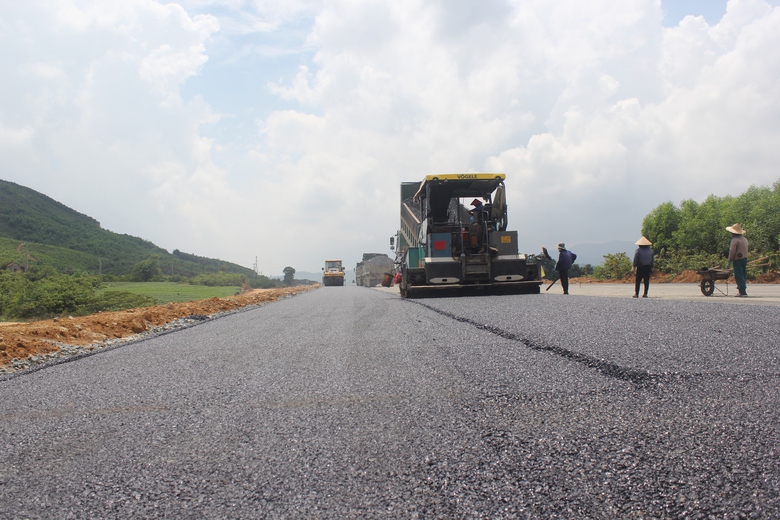 Tết Độc lập kh&ocirc;ng nghỉ tr&ecirc;n c&ocirc;ng trường cao tốc Bắc - Nam qua H&agrave; Tĩnh- Ảnh 2.