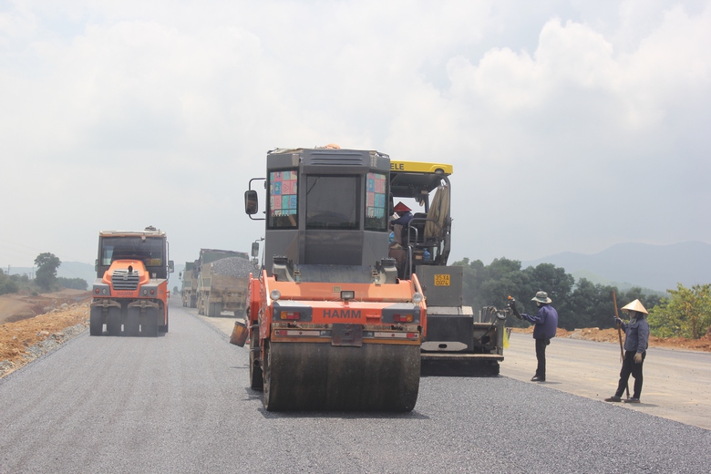 Tết Độc lập kh&ocirc;ng nghỉ tr&ecirc;n c&ocirc;ng trường cao tốc Bắc - Nam qua H&agrave; Tĩnh- Ảnh 1.