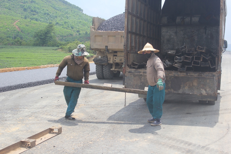 Tết Độc lập kh&ocirc;ng nghỉ tr&ecirc;n c&ocirc;ng trường cao tốc Bắc - Nam qua H&agrave; Tĩnh- Ảnh 4.