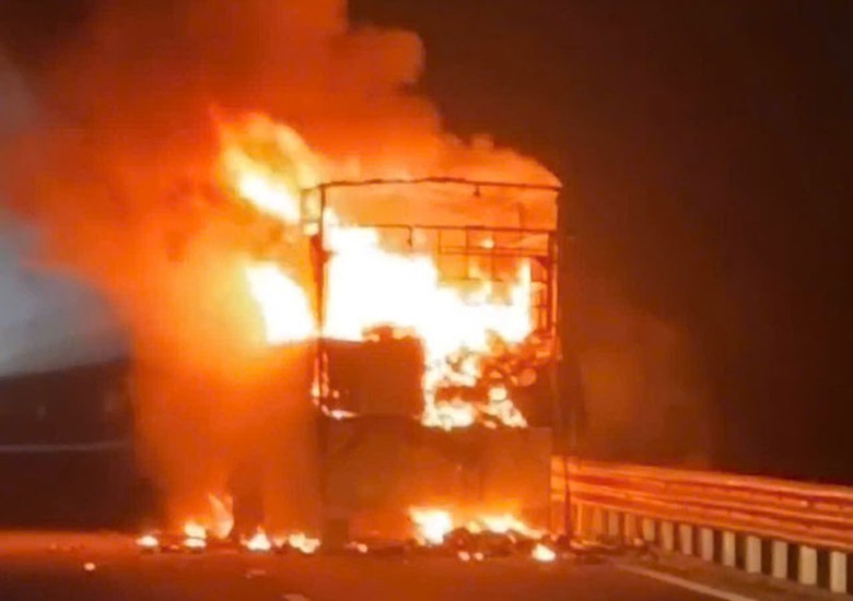 Chiếc xe tải bốc ch&aacute;y ng&ugrave;n ngụt tr&ecirc;n cao tốc Vĩnh Hảo - Phan Thiết.