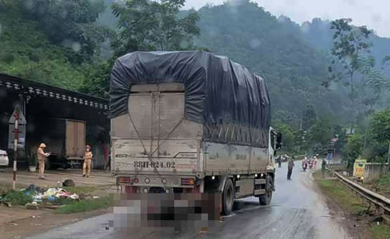 Hiện trường vụ tai nạn khiến người đi xe m&aacute;y tử vong tại chỗ - Ảnh: Trấn Long.