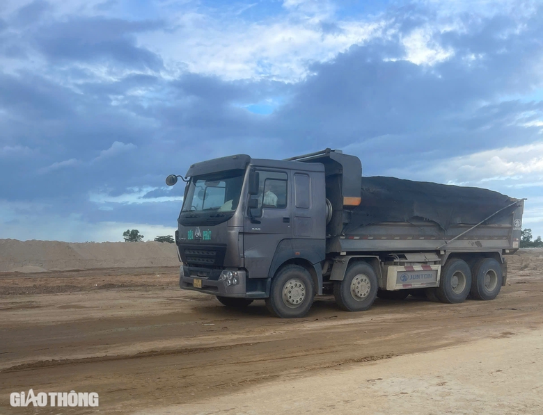 B&igrave;nh Định: Bất an v&igrave; đo&agrave;n xe dấu hiệu qu&aacute; tải b&ugrave;ng ph&aacute;t tr&ecirc;n quốc lộ 19- Ảnh 4.