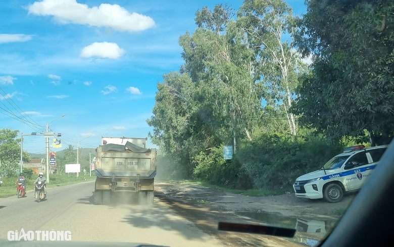 B&igrave;nh Định: Bất an v&igrave; đo&agrave;n xe dấu hiệu qu&aacute; tải b&ugrave;ng ph&aacute;t tr&ecirc;n quốc lộ 19- Ảnh 3.