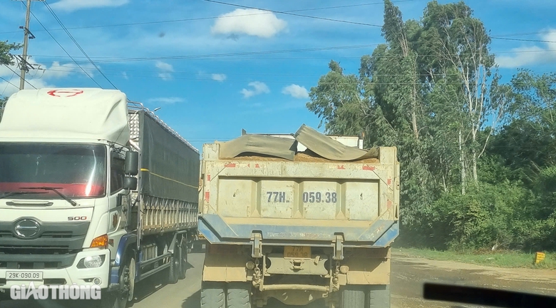 B&igrave;nh Định: Bất an v&igrave; đo&agrave;n xe dấu hiệu qu&aacute; tải b&ugrave;ng ph&aacute;t tr&ecirc;n quốc lộ 19- Ảnh 2.