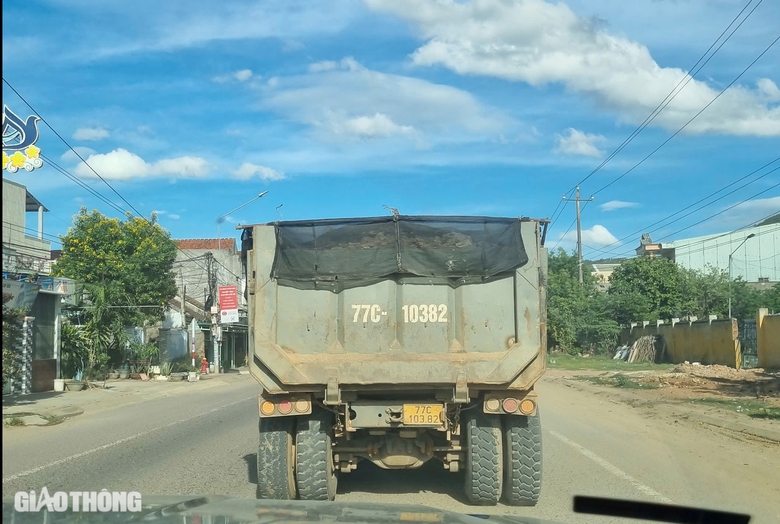 B&igrave;nh Định: Bất an v&igrave; đo&agrave;n xe dấu hiệu qu&aacute; tải b&ugrave;ng ph&aacute;t tr&ecirc;n quốc lộ 19- Ảnh 1.