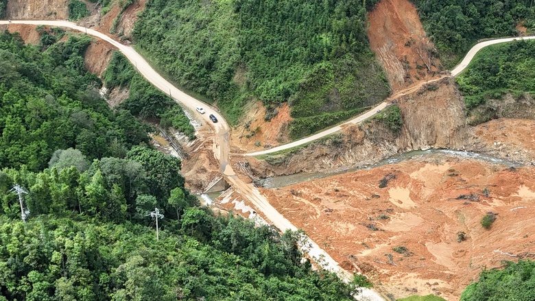 Vụ xe kh&aacute;ch bị cuốn tr&ocirc;i tại Cao Bằng: C&ograve;n 3 người mất t&iacute;ch, 1 thi thể chưa r&otilde; nh&acirc;n th&acirc;n- Ảnh 1.