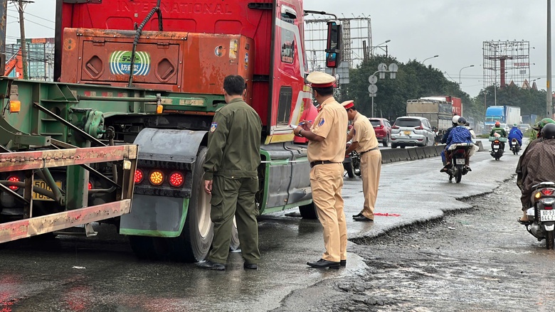 Xe container lấn l&agrave;n xe m&aacute;y, t&ocirc;ng nữ sinh nguy kịch- Ảnh 2.