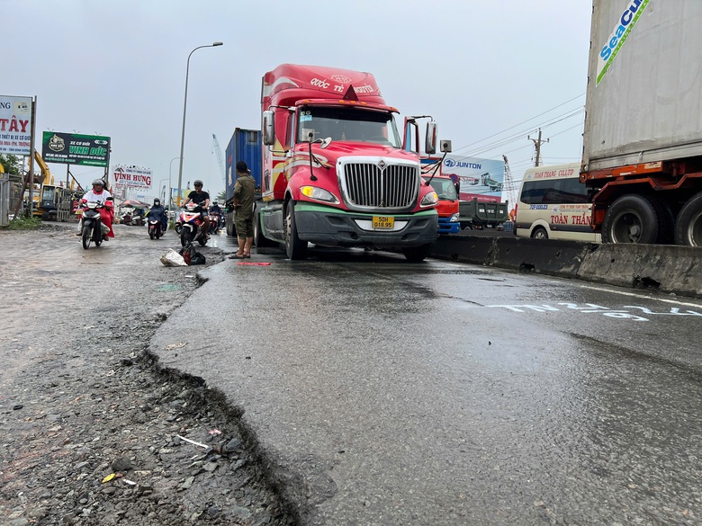 Xe container lấn l&agrave;n xe m&aacute;y, t&ocirc;ng nữ sinh nguy kịch- Ảnh 1.