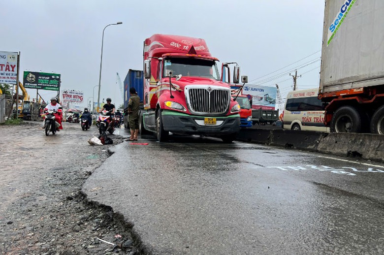 Hiện trường vụ tai nạn l&agrave; đoạn đường xuống cấp nghi&ecirc;m trọng.