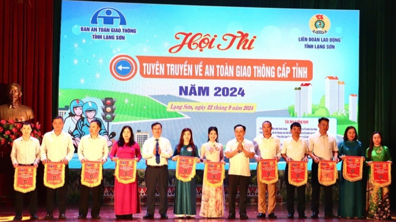 110 người tham gia hội thi tuy&ecirc;n truyền ATGT tỉnh Lạng Sơn bằng s&acirc;n khấu h&oacute;a- Ảnh 2.