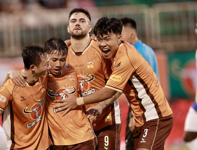 Hai đội b&oacute;ng đua trụ hạng m&ugrave;a trước khiến loạt &ocirc;ng lớn V-League phải ngước nh&igrave;n- Ảnh 1.