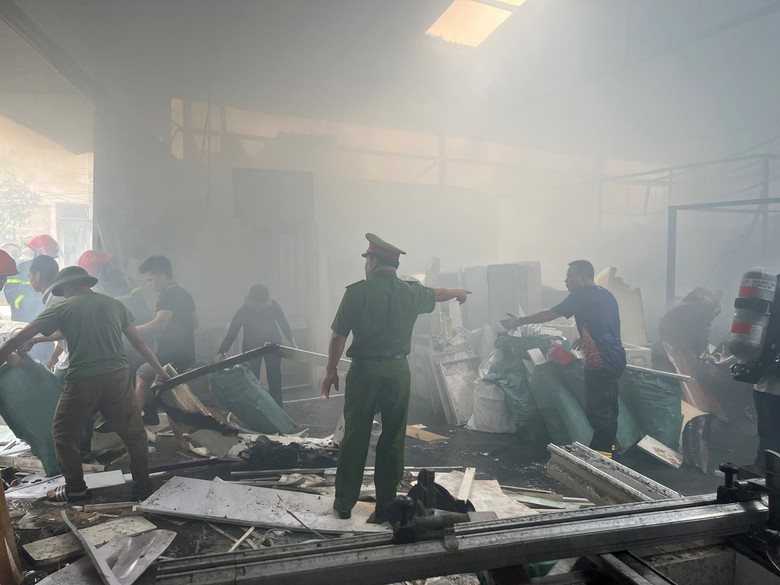 Hải Phòng: Xưởng gỗ trong phố bất ngờ bốc cháy giữa trưa- Ảnh 1. Hải Phòng: Xưởng gỗ trong phố bất ngờ bốc cháy giữa trưa- Ảnh 1.