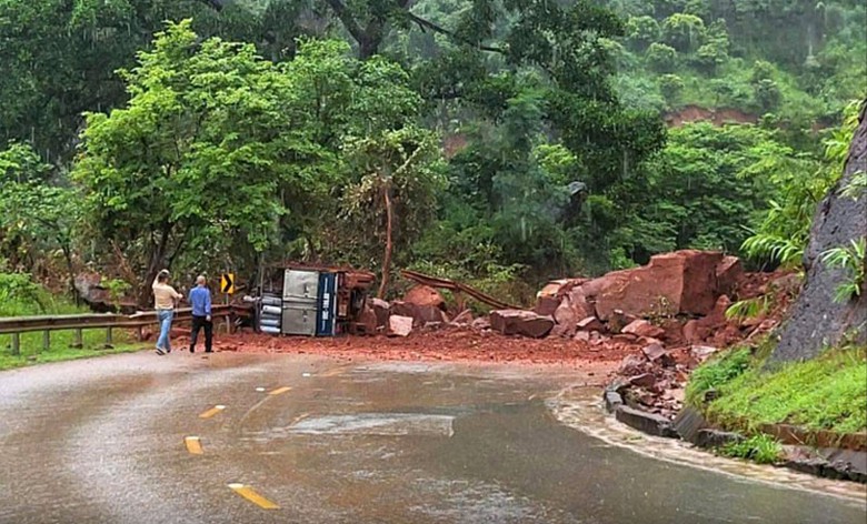 Nhiều tảng đá lớn lăn trúng làm ô tô tải bị lật, ô tô con bị hư hỏng. Nhiều tảng đá lớn lăn trúng làm ô tô tải bị lật, ô tô con bị hư hỏng.