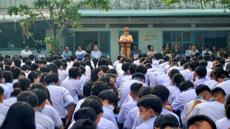 Hơn 800 học sinh ở Bạc Li&ecirc;u được tuy&ecirc;n truyền an to&agrave;n giao th&ocirc;ng- Ảnh 1.