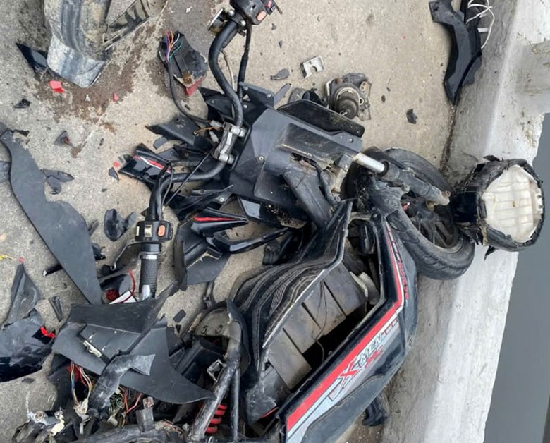 Chiếc xe m&aacute;y điện bị hư hỏng nặng.