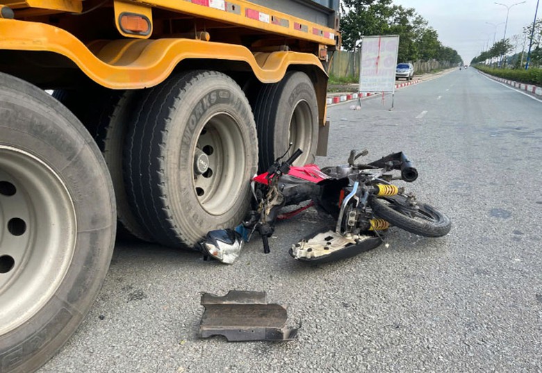 Chiếc xe máy bị bể nát sau tai nạn. Chiếc xe máy bị bể nát sau tai nạn.