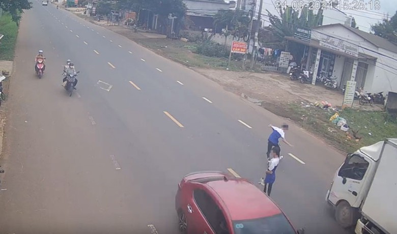 Nam sinh băng qua đường bị xe tải tông tử vong - Ảnh cắt từ clip. Nam sinh băng qua đường bị xe tải tông tử vong - Ảnh cắt từ clip.