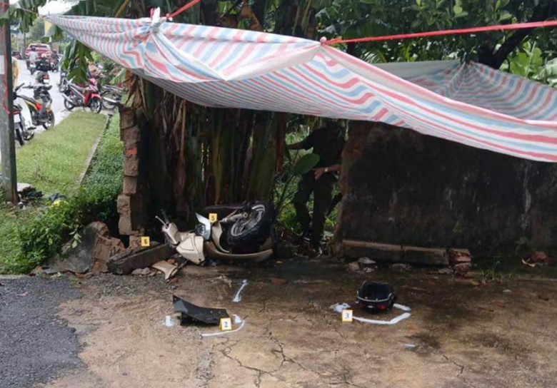 Chiếc xe máy tông vào tường rào đổ sập. Chiếc xe máy tông vào tường rào đổ sập.