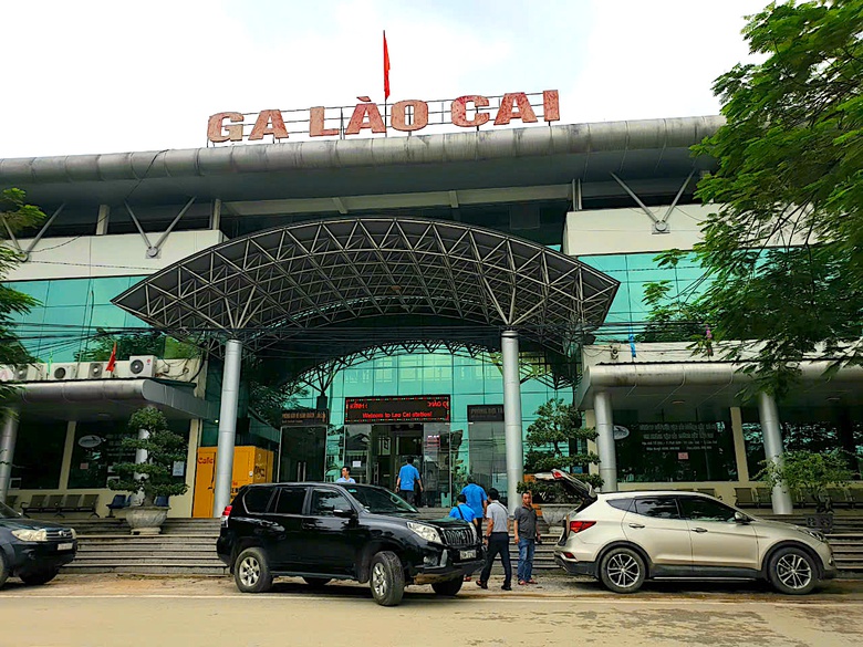 Nhiều đoạn tr&ecirc;n đường sắt H&agrave; Nội  - L&agrave;o Cai chỉ khai th&aacute;c được tốc độ 15km/h- Ảnh 1.