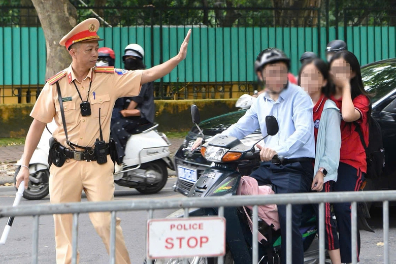 H&agrave;ng trăm phụ huynh ở H&agrave; Nội bị xử phạt v&igrave; giao xe cho con đến trường- Ảnh 1.