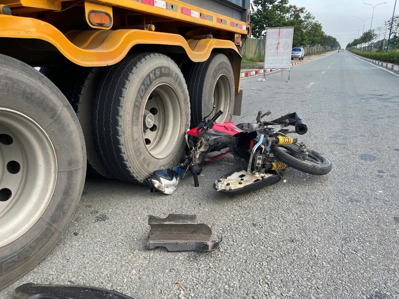 B&igrave;nh Dương: Sau tiếng động lớn, hai thanh ni&ecirc;n nằm bất động ph&iacute;a sau xe container- Ảnh 1.