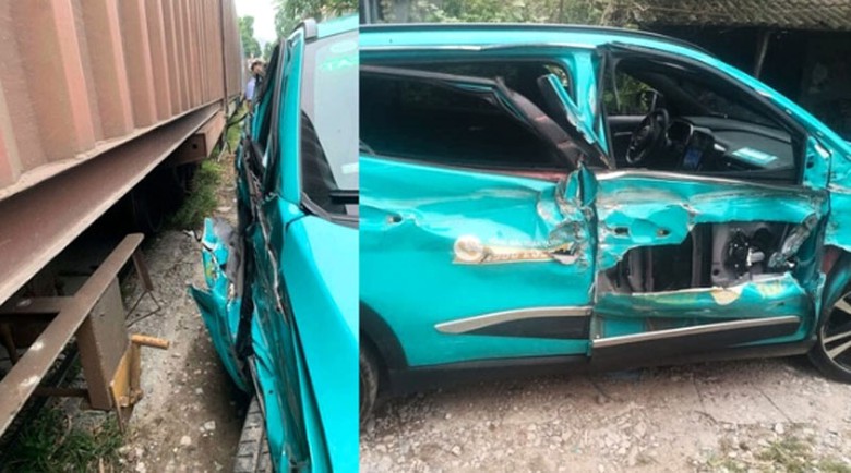 Hiện trường vụ tàu hỏa va chạm với chiếc xe ô tô gặp sự cố ven đường ray ở Hà Nội. Hiện trường vụ tàu hỏa va chạm với chiếc xe ô tô gặp sự cố ven đường ray ở Hà Nội.