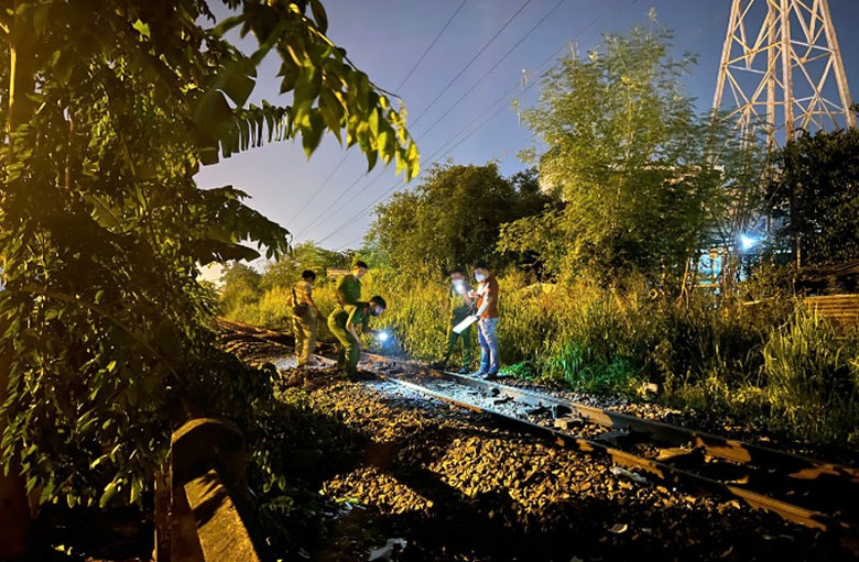 Lực lượng chức năng xử lý hiện trường vụ tai nạn. Lực lượng chức năng xử lý hiện trường vụ tai nạn.