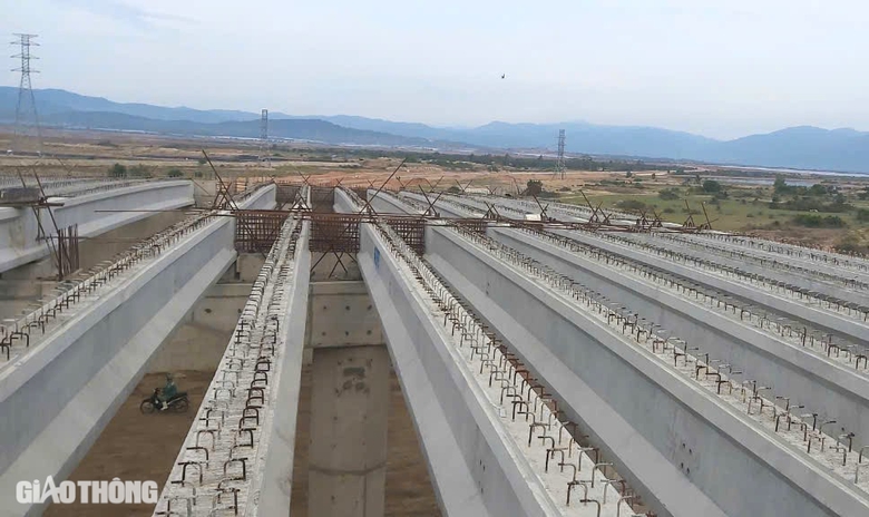 Lao lắp xong dầm cầu vượt đường sắt tuyến nối cao tốc Cam L&acirc;m - Vĩnh Hảo với QL1- Ảnh 1.