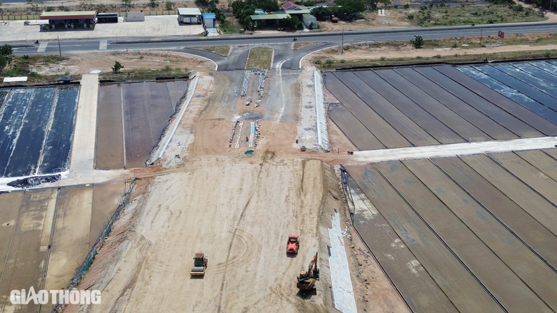 Lao lắp xong dầm cầu vượt đường sắt tuyến nối cao tốc Cam L&acirc;m - Vĩnh Hảo với QL1- Ảnh 3.