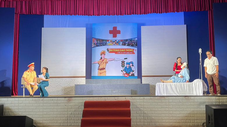 C&agrave; Mau: Ph&uacute;c khảo tiểu phẩm cải lương tuy&ecirc;n truyền ATGT trong học đường- Ảnh 1.