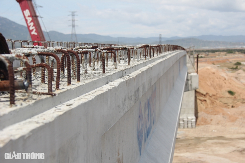 Lao lắp xong dầm cầu vượt đường sắt tuyến nối cao tốc Cam L&acirc;m - Vĩnh Hảo với QL1- Ảnh 2.
