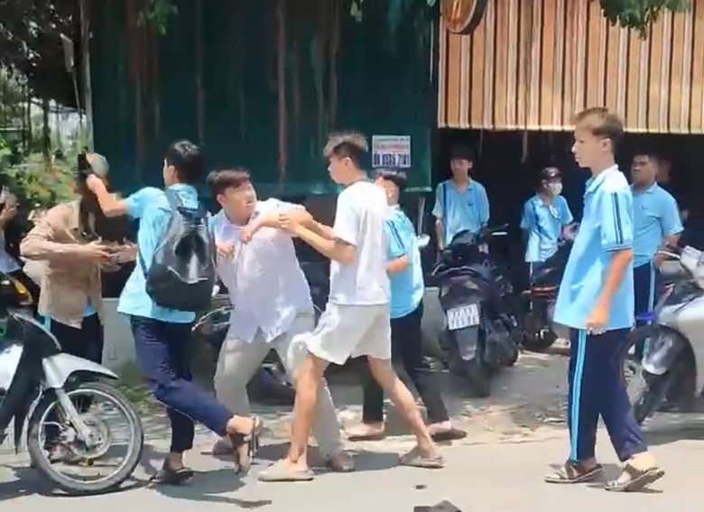 C&ocirc;ng an TP.HCM đang x&aacute;c minh vụ 2 nam sinh bị đ&aacute;nh hội đồng- Ảnh 1.