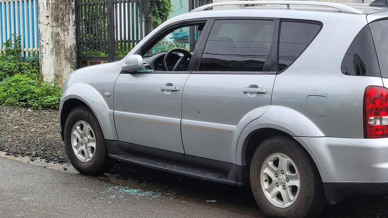 Gia Lai: Bắt kẻ gây ra hàng loạt vụ đập kính ô tô- Ảnh 2. Gia Lai: Bắt kẻ gây ra hàng loạt vụ đập kính ô tô- Ảnh 2.