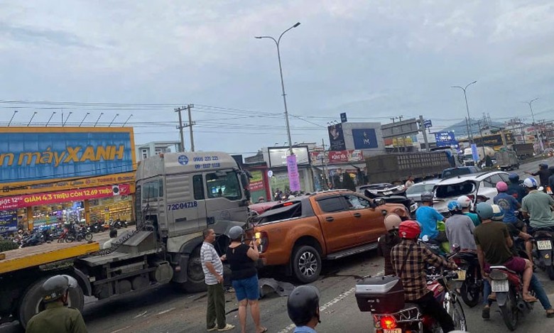 Hiện trường vụ va chạm giữa nhiều xe &ocirc; t&ocirc;.