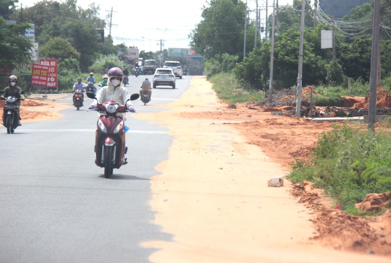 Ngăn sạt lở, nước lũ tr&agrave;n xuống đường ven biển Phan Thiết- Ảnh 2.